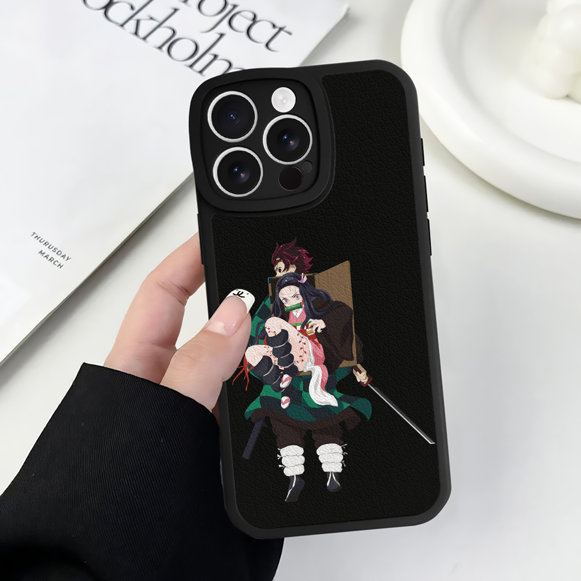 （画像用） 鬼滅の刃（きめつのやいば）竈門 禰󠄀豆子／かまど ねずこ Kamado Nezuko 【iPhone 16シリーズ対応】シリコンスマホケース（レザー調） 材質：シリコン